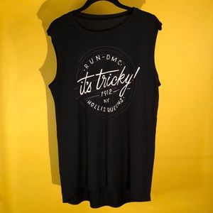 Sleeveless graphic muscle tank top
